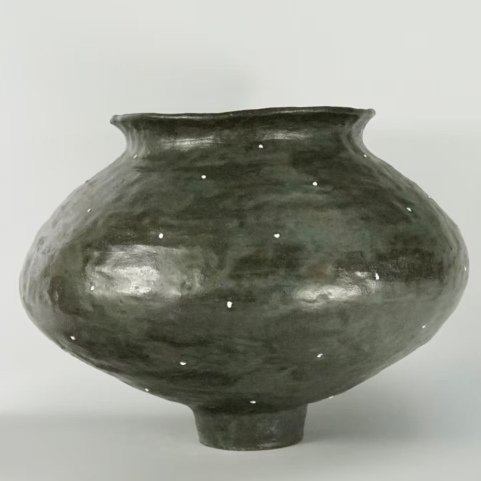borealforest-handmade-night-cloud-star-vase-handmade-ceramic-vase-sanctuary-detail-3