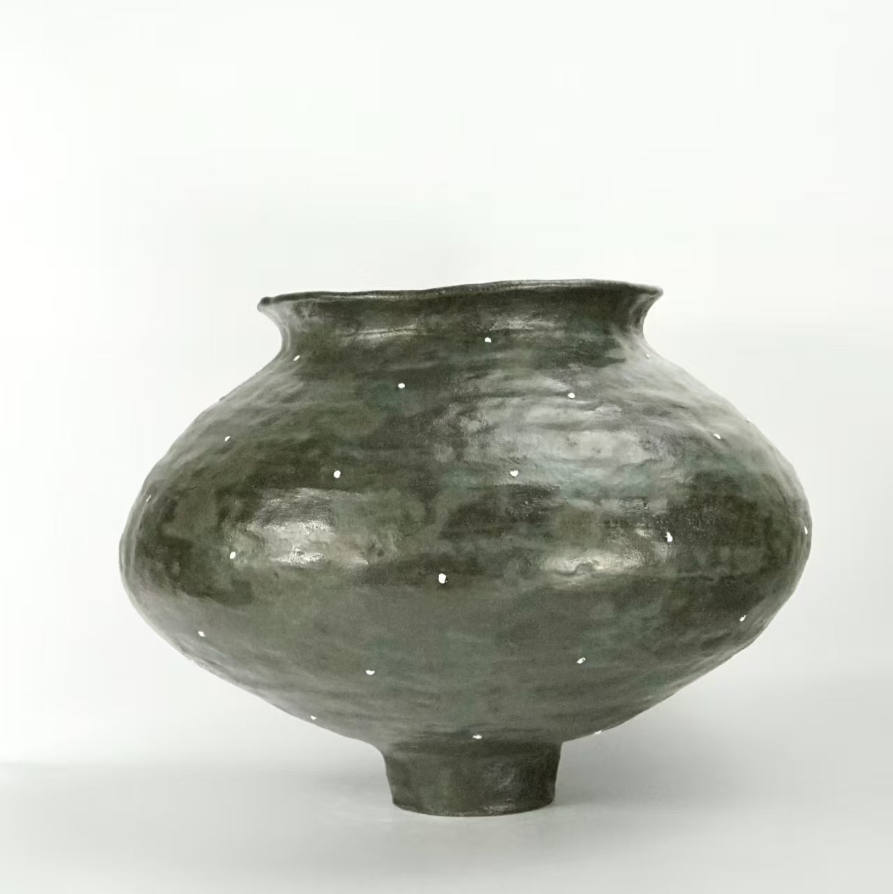 borealforest-handmade-night-cloud-star-vase-handmade-ceramic-vase-sanctuary-detail-1